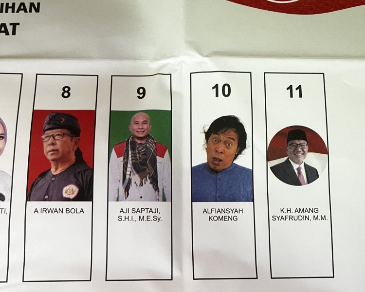 Komeng Buka Suara Usai Viral Foto Nyeleneh Dirinya di Surat Suara. Gambar : Twitter/@wirashalci