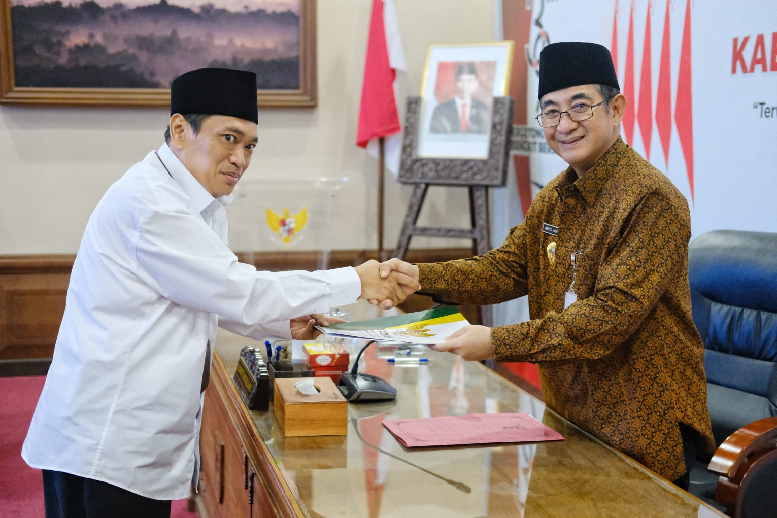 SIMBOLIS: Pj Bupati Magelang Sepyo Achanto saat menerima audiensi dari jajaran pengurus Baznas Kabupaten Magelang di Rumah Dinas Bupati Magelang, Kamis