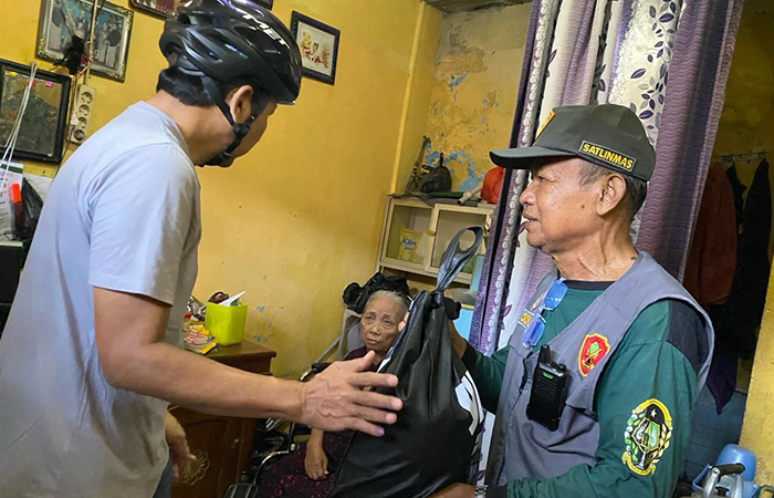 NGARUHKE: Penjabat Wali Kota Jogja Singgih Raharjo memberikan paket bantuan sembako kepada anggota Satlinmas Siswohadi di rumahnya, Ngampilan, (16/2).ISTIMEWA