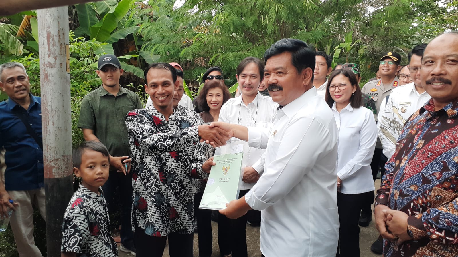 RESMI: Menteri Agraria dan Tata Ruang/Kepala Badan Pertanahan Nasional (ATR/BPN) Hadi Tjahjanto saat menyerahkan sertifikat konsolidasi tanah kepada warga.