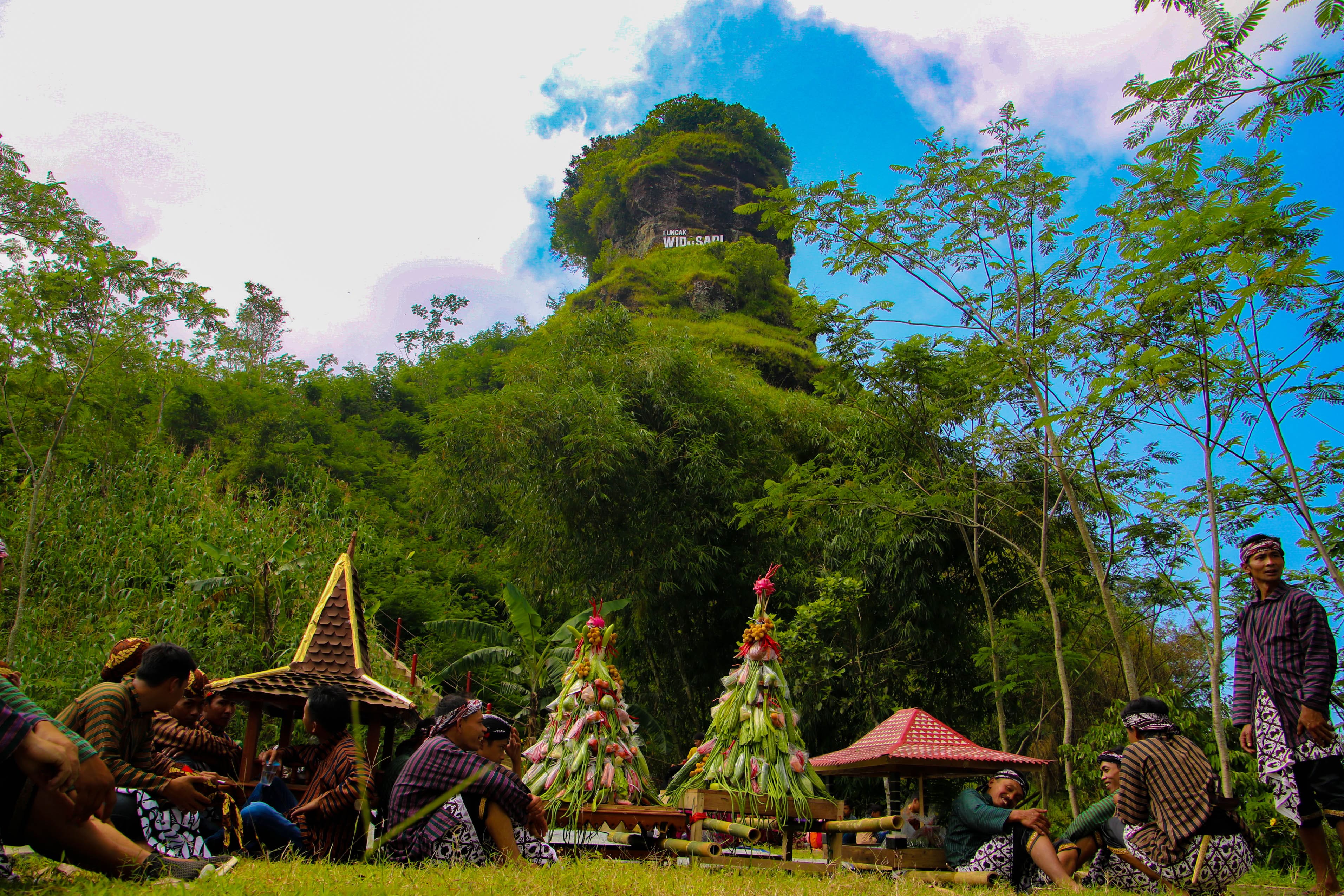 Merti Dusun di Puncak Widosari yang dilakukan oleh masyarakat Padukuhan Tritis.