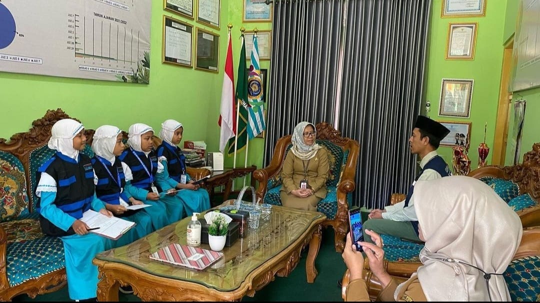 KRITIS - Anak-anak SD Muhammadiyah Al Mujahidin Wonosari bersama guru pendamping saat melakukan wawancara Kepala Dinas Sosial (Dinsos) Kabupaten Gunungkidul