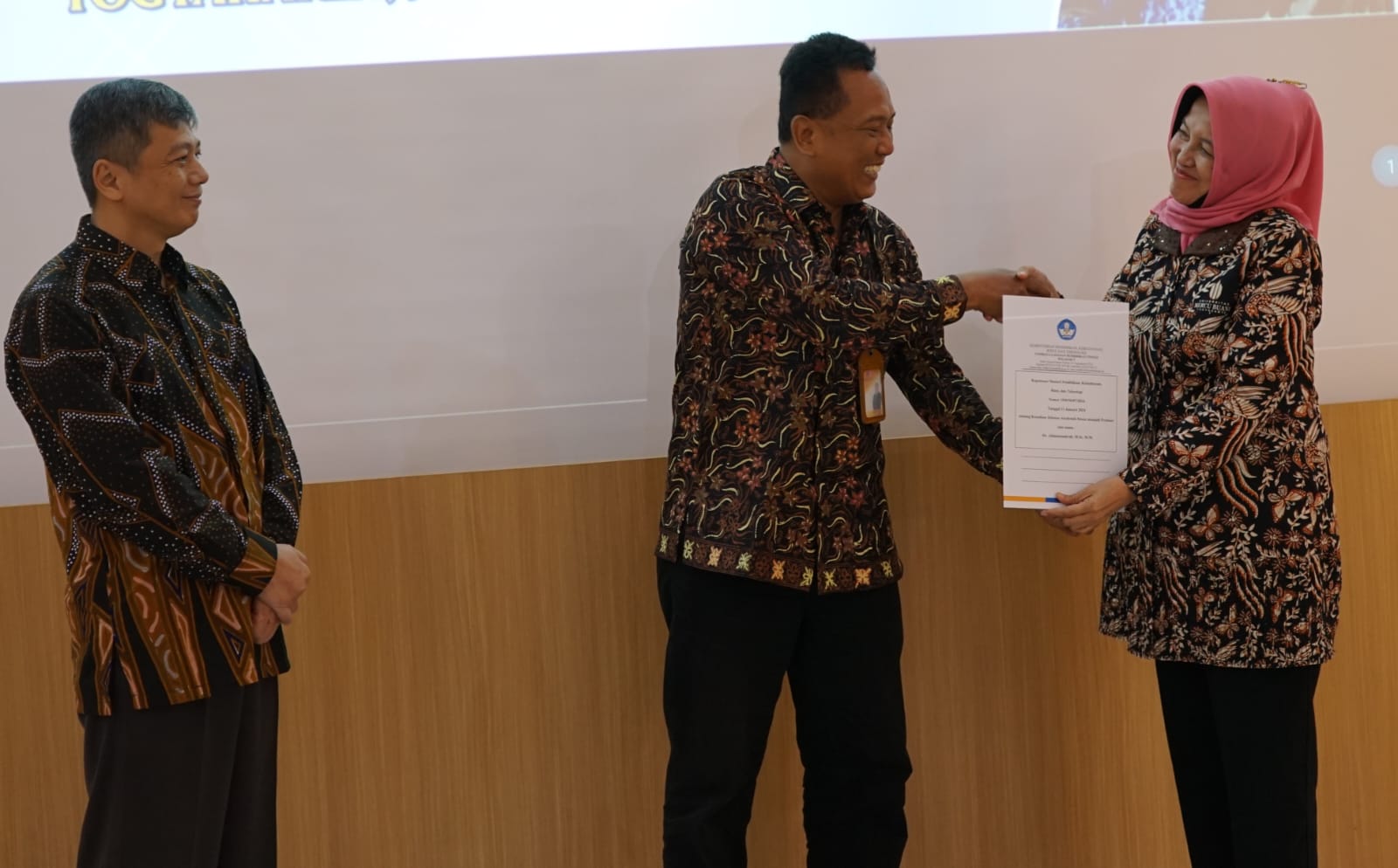 SPIRIT BARU - Dari kiri Kepala LLDikti 5 Prof. Setyabudi Indartono,  Rektor UMBY Dr. Agus Slamet saat menyerahkan SK guru besar kepada Prof. Alimatus Sahrah di ruang Teater Gedung Rektorat UMBY.