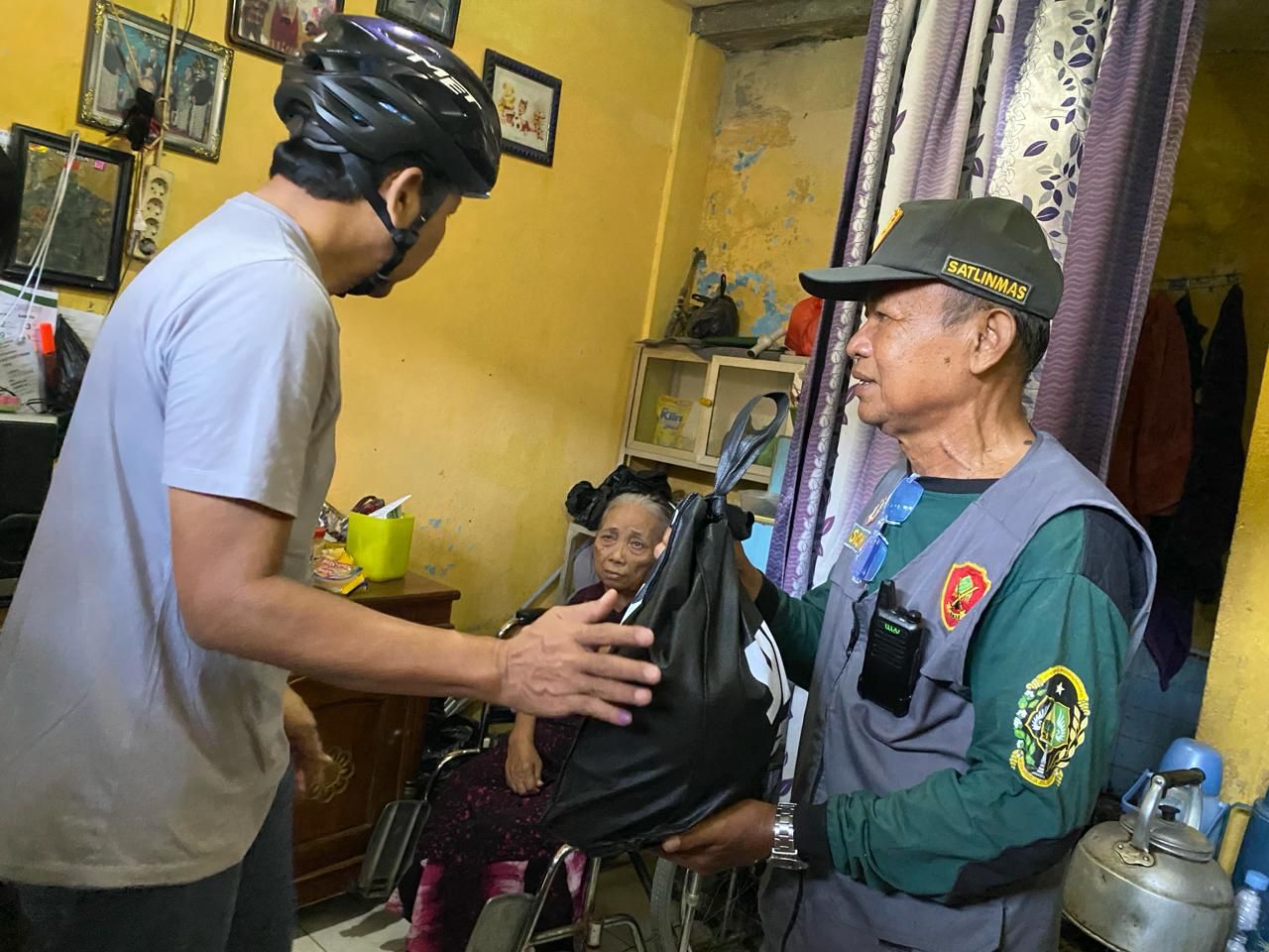 ISTIMEWA : Penjabat Walikota Jogja Memberikan pkaet bantuan sembako kepada anggota Satlinmas Kota Jogja, Siswohadi, Jumat (16/2/2024).