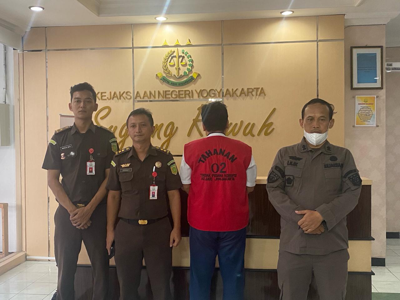 Pelaksana tugas Ketua Harian PMI Kota Jogja Munif Tauchid atau MT ditetapkan sebagai tersangka oleh Kejari Kota Jogja.