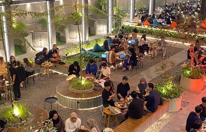 FAVORIT: Ruang publik termasuk cafe yang saat ini banyak dipilih Ahmad Maliki sebagai tempat untuk bekerja dari mana saja atau work from anywhere (WFA).