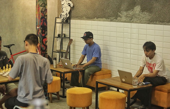 FOKUS: Pengunjung bekerja melalui laptopnya di Wheelsaidspace Jogja di kawasan Busasran, Danurejan, Jogja kemarin (16/2).