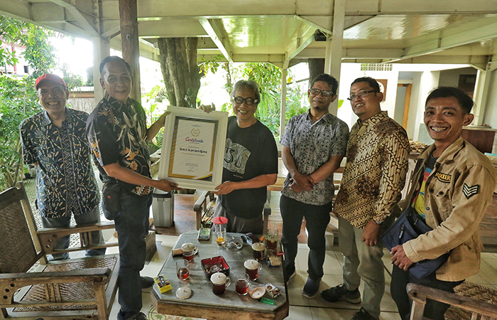 SEMANGAT PRO DEMOKRASI: Direktur Radar Jogja Ananto Priyatno saat memberikan penghargaan Top of The Year kepada Butet Kartaredjasa untuk kategori Budayawan Pro Demokrasi (16/2).