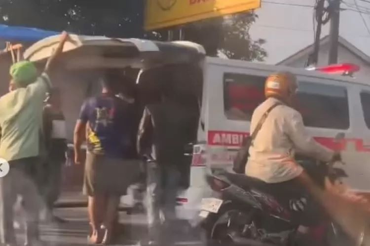 Tampak pelajar yang mengalami kecelakaan lalu lintas telah dibawa mobil ambulans. (foto tangkapan layar Instagram Merapi_Uncover)