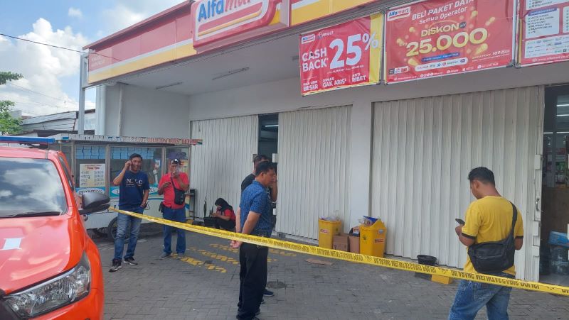 Pihak Kepolisian melakukan penyelidikan di Alfamart Pengasih, Kulon Progo.