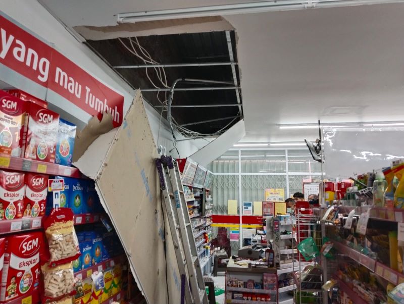 Jebol: Bekas plafon yang dijebol pelaku untuk masuk ke dalam toko.