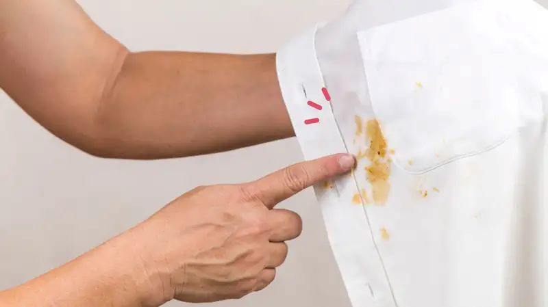 Noda pada baju. Berikut tips menghilangkannya.