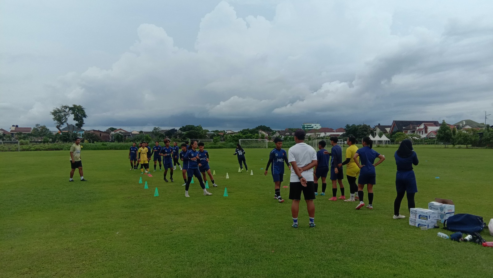 SPARTAN: Pemain tim PON DIY saat menjalani latihan di Lapangan Kenari Jogja.