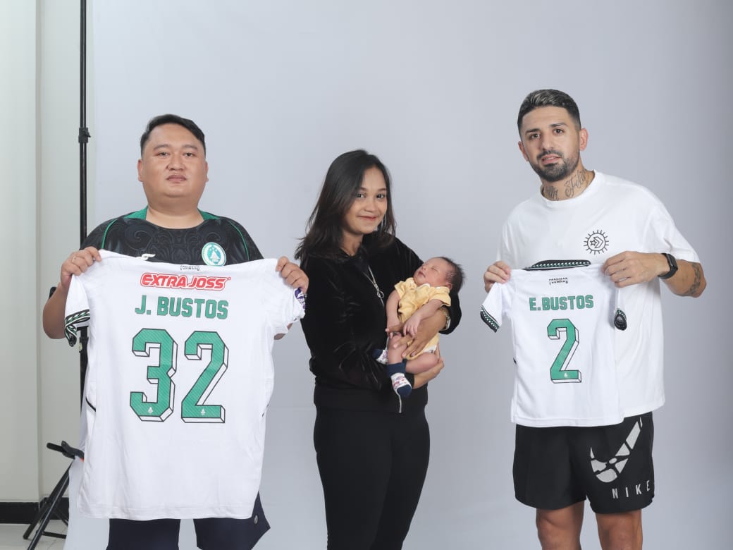 IDOLA: eluarga kecil salah satu suporter PSS Sleman saat berfoto bersama dengan anaknya dan Jonathan Bustos
