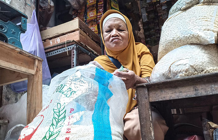 STOK: Pedagang di Pasar Niten sedang menata dagangan beras di kiosnya.