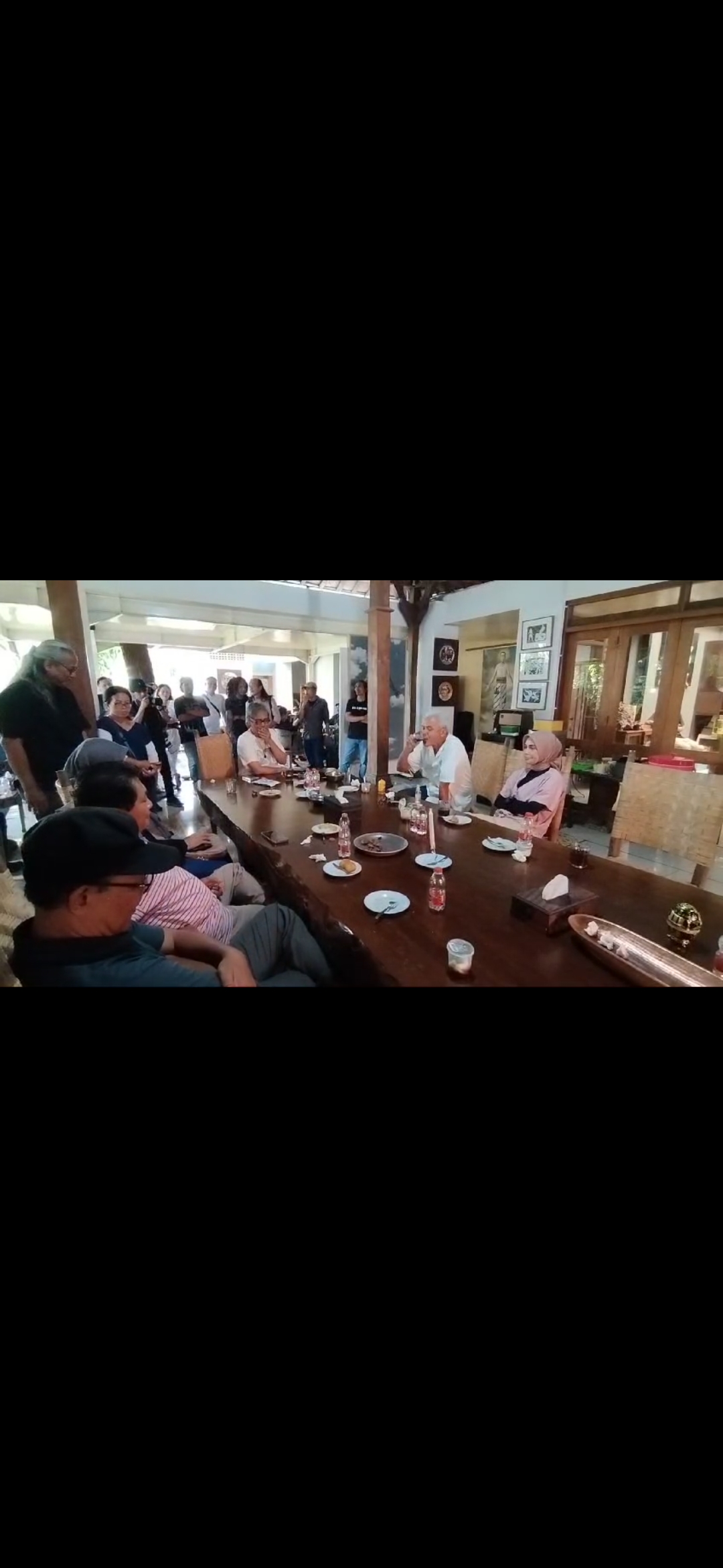 RASA: Ganjar Pranowo beserta Siti Atikoh Suprianti di rumah seniman Butet Kartaredjasa di Dusun Kembaran, Tamantirto, Kasihan, Bantul, Sabtu (17/2).