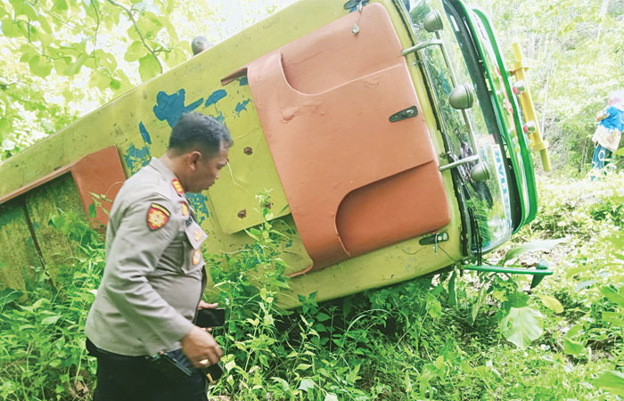 MUNDUR: Kondisi minibus yang terguling di tanjakan JJLS, Dusun Karangnongko, Kapanewon Purwosari, Gunungkidul, kemarin (17/2) sekitar pukul 11.30.