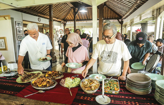 SANTAI SEJENAK: Capres nomor urut 03 Ganjar Pranowo bersama istri Siti Atikoh Suprianti menemui seniman Butet Kartaredjasa di rumahnya, Dusun Kembaran, Tamantirto,