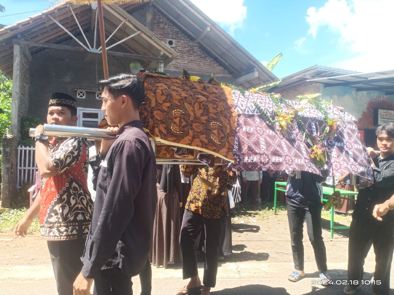 Jenazah almarhum Sudadi saat hendak dibawa ke TPU pada Minggu (18/2).
