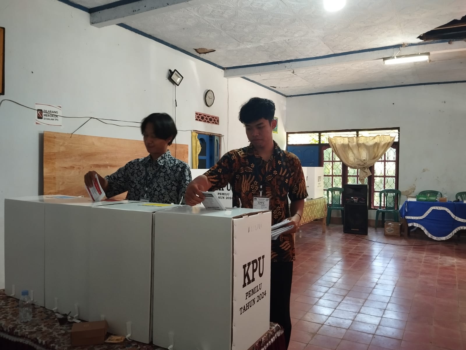 Suasana PSU di TPS 05 Desa Maron, Kecamatan Loano, Kabupaten Purworejo, Minggu (18/2).