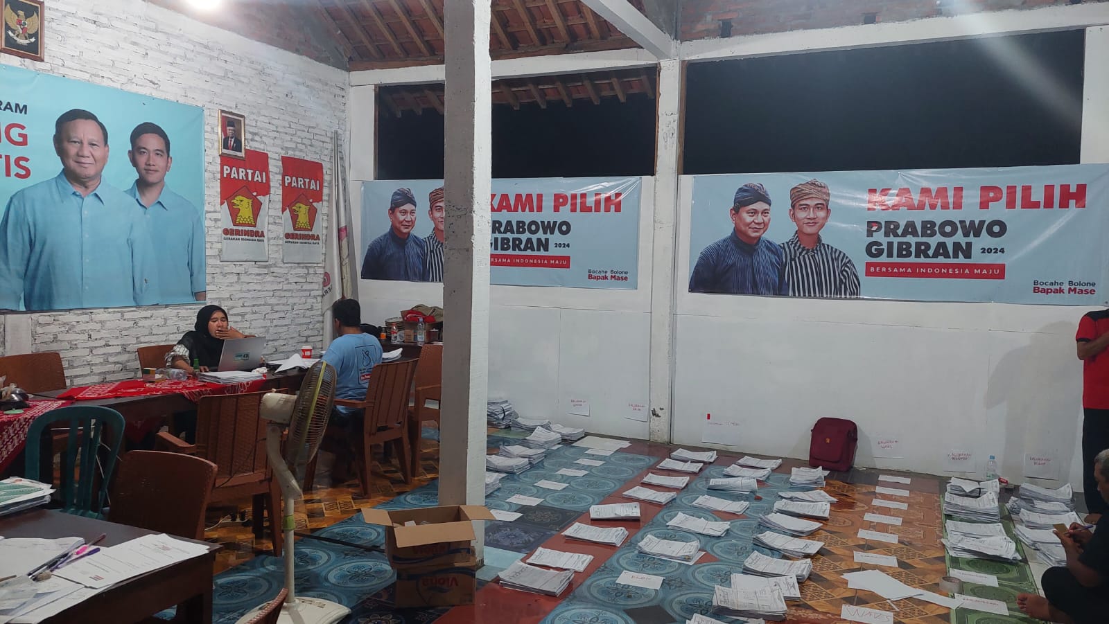 REKAPITULASI: Tim tabulasi DPC Gerindra Kulon Progo melakukan input data yang dilaporkan ke DPP.
