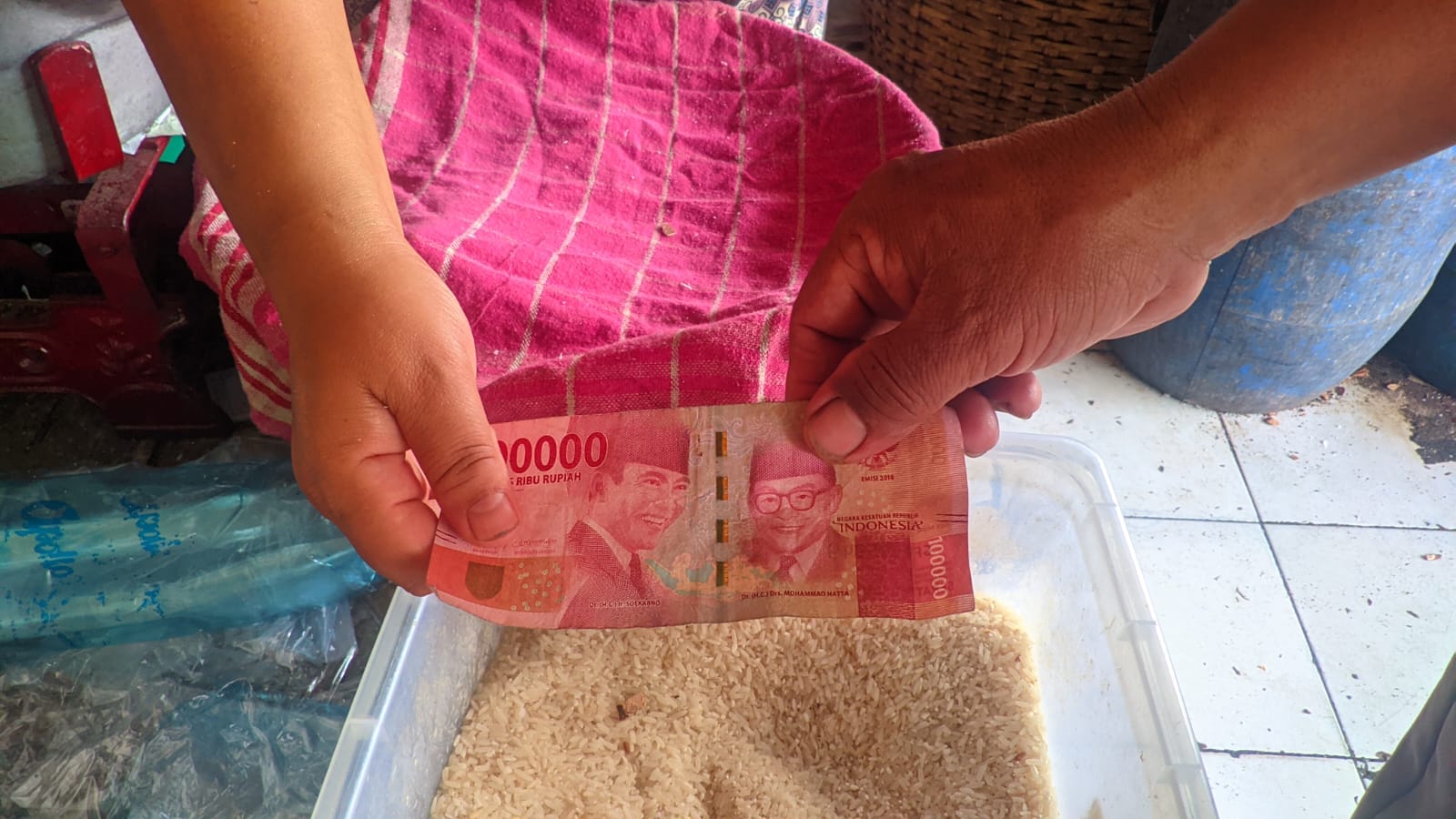 CASH: Transaksi jual beli beras di Pasar Argosari, Kabupaten Gunungkidul.