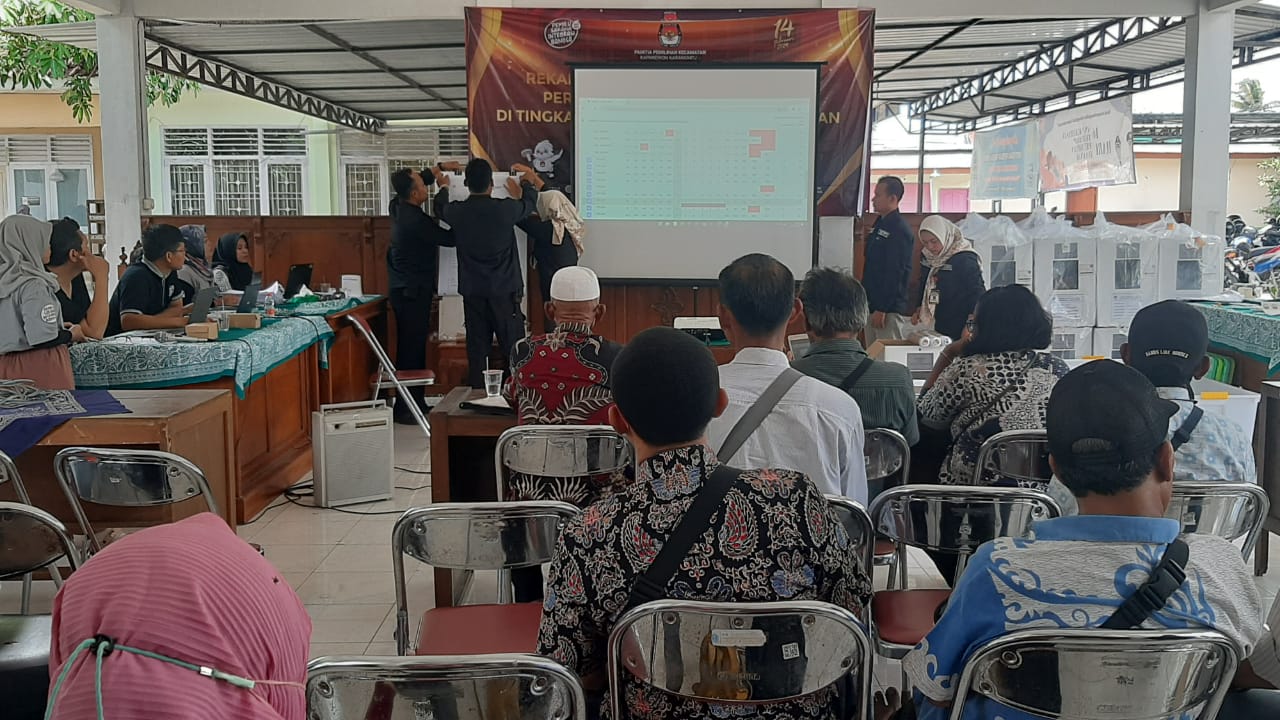 HITUNG: Rekapitulasi perolehan suara di Kecamatan Purwosari, Gunungkidul, Minggu (18/2).