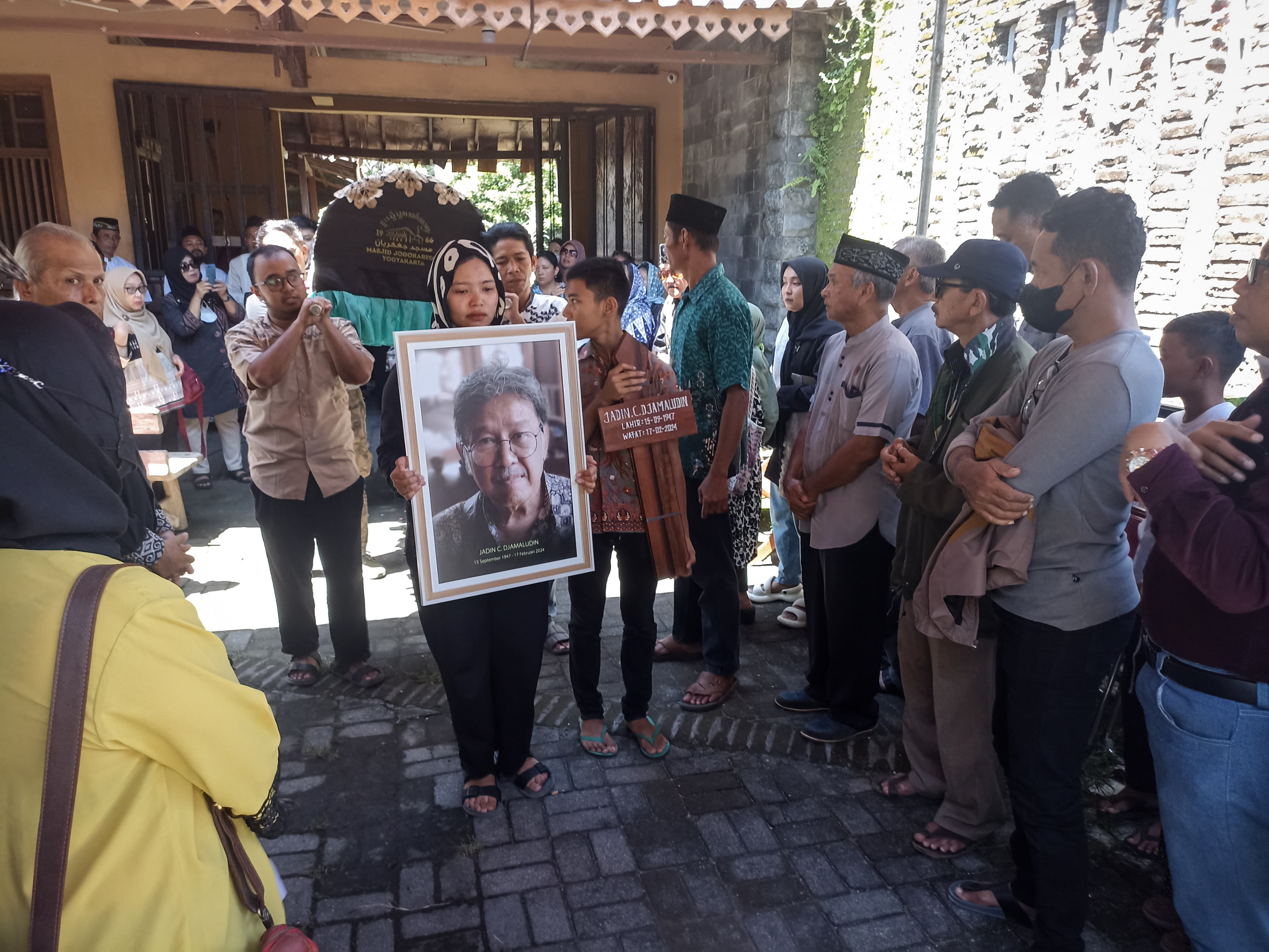 TULUS: Suasana prosesi pemakaman Jadin C. Djamaludin di rumah duka Padukuhan Karangnongko, Kalurahan Panggungharjo, Sewon, Bantul pada Minggu (18/2) siang.