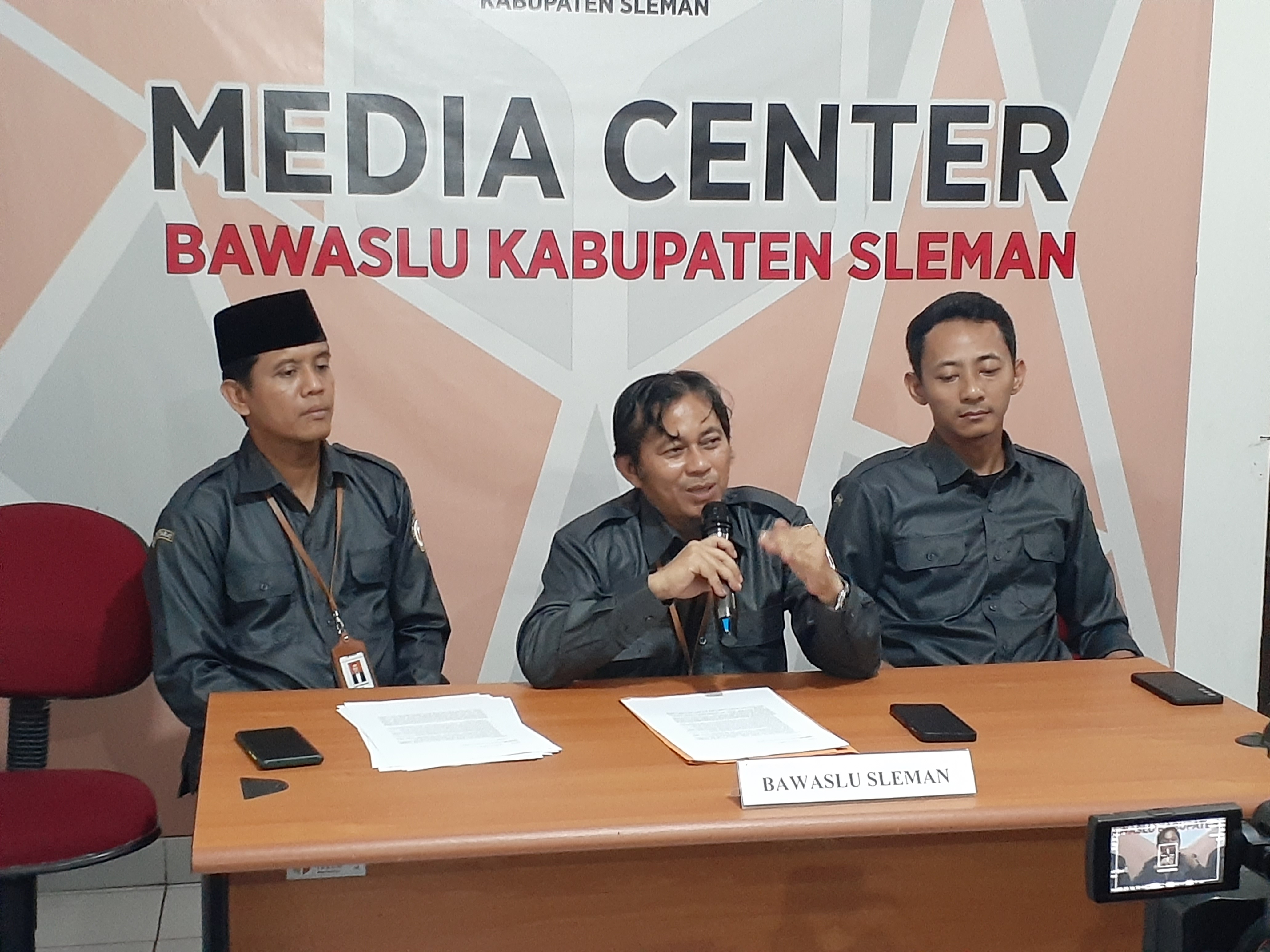 BERI PENJELASAN: Ketua Bawaslu Sleman Arjuna Al Ichsan Siregar bersama jajarannya saat menggelar jumpa pers di Kantor Bawaslu Sleman kemarin (19/2).