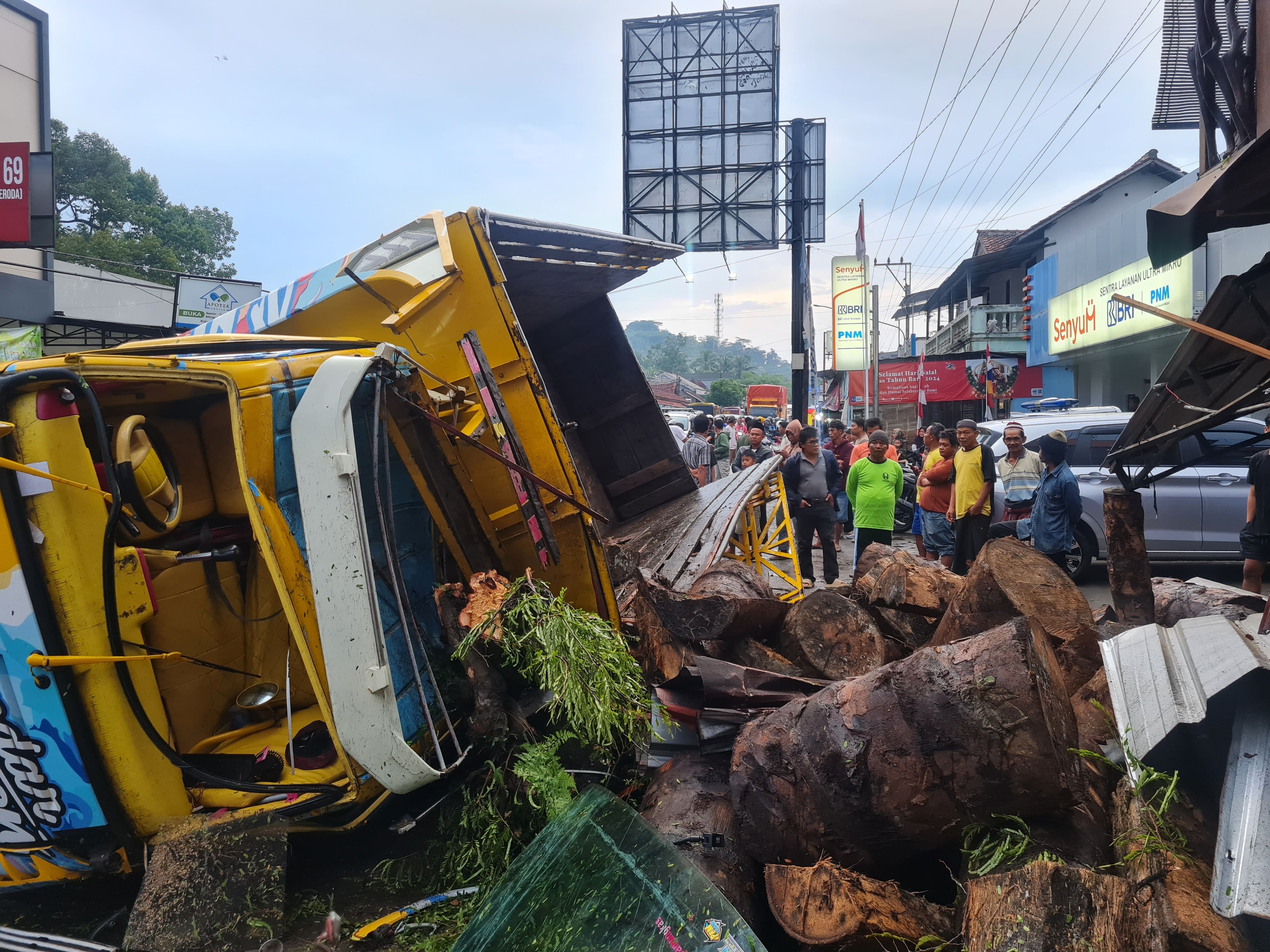 TERGULING: Truk pengangkut kayu aren terguling di Jalan Magelang-Purworejo, Senin sore (19/2).