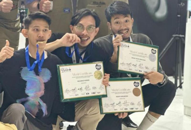 GIGIT MEDALI : Tiga Barista Indonesia ini berhasil memborong juara di Ajang Saudi Horeca Barista Championship 2024.