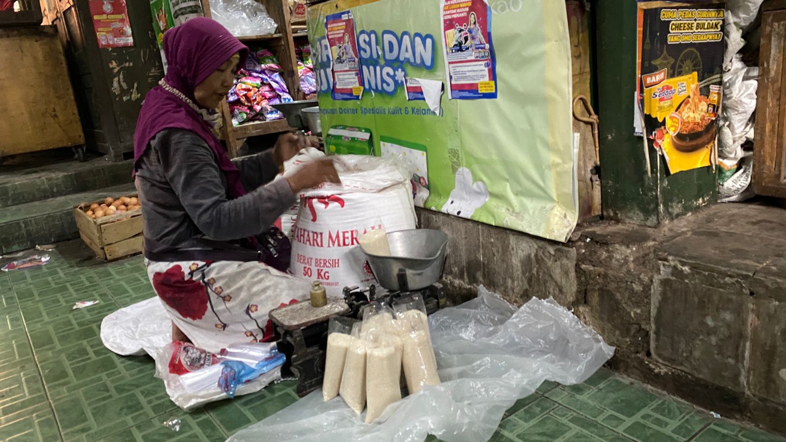 Bu Temu pedagang sembako di Pasar Kotagede, Jogja.
