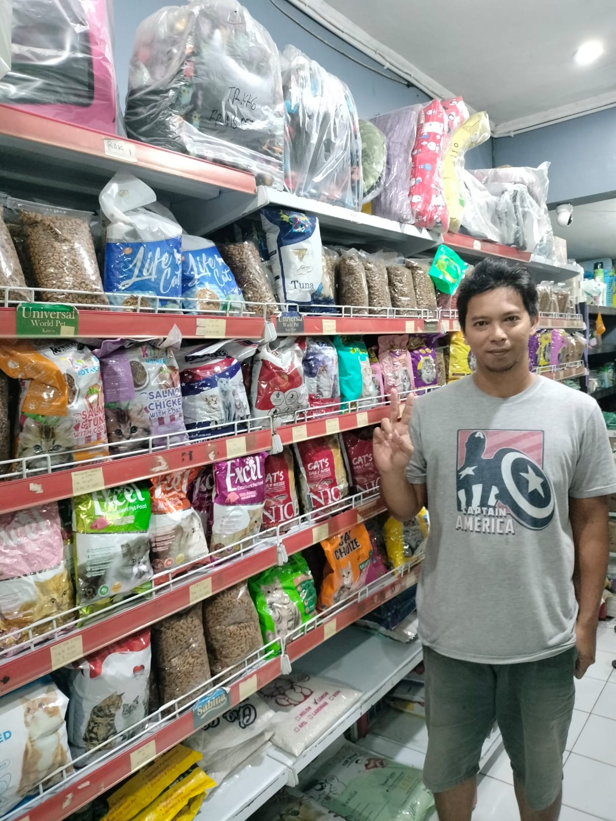 AWALNYA PECINTA KUCING: Karyawan Pet shop milik Dimas Listyo Anggriawan tengah menunggu pembeli (13/2).