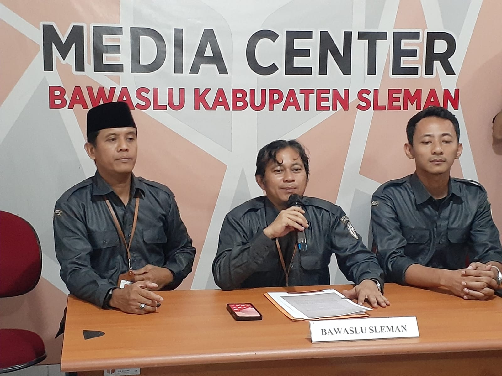 SELALU SIAP: Ketua Bawaslu Sleman Arjuna Al Ichsan Siregar bersama jajarannya saat menggelar jumpa pers di Kantor Bawaslu Sleman, Senin (19/2).