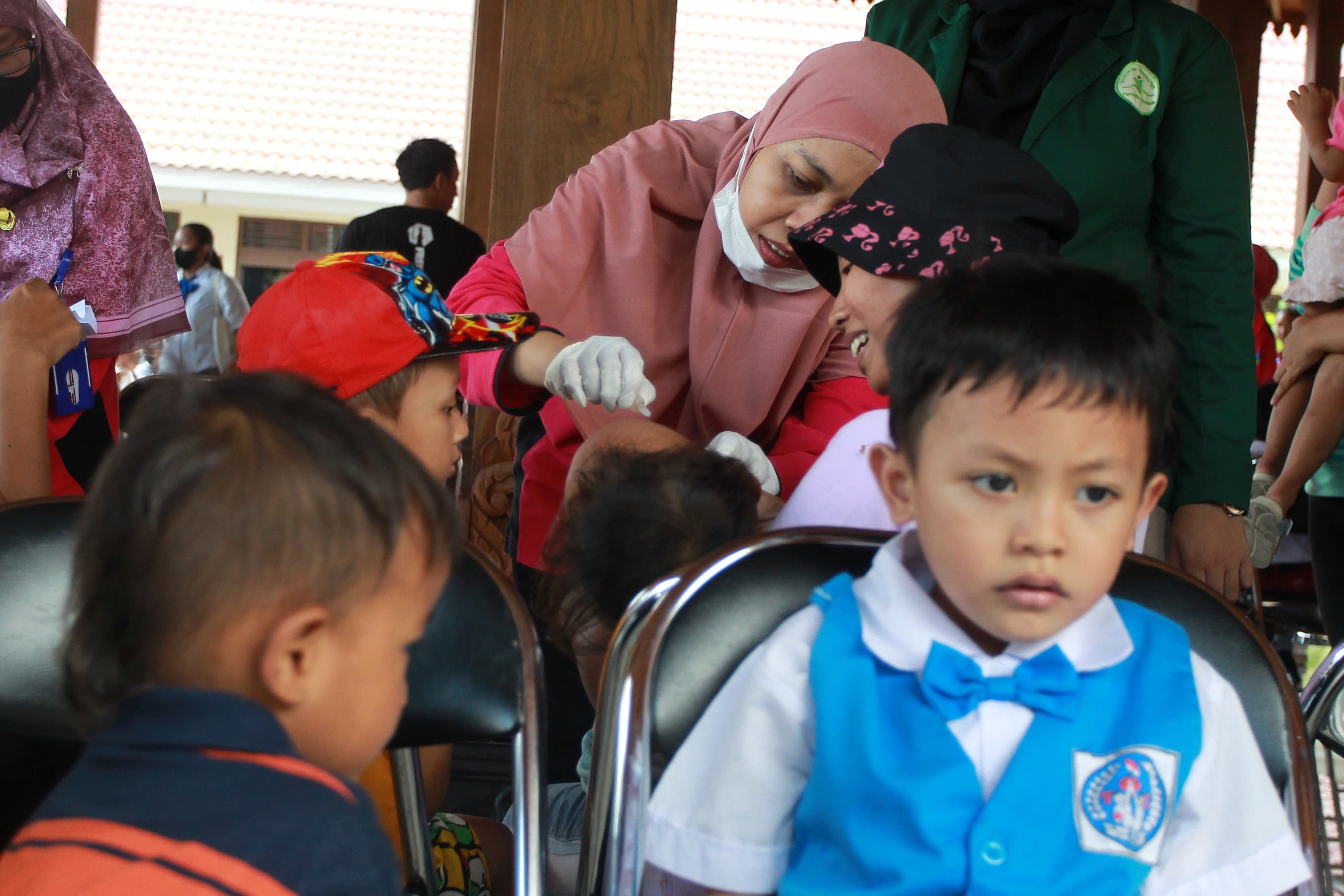 BOOSTER: Petugas medis meneteskan vaksin polio pada anak dalam pelaksanaan Sub Pekan Imunisasi Nasional (PIN) polio tahap kedua di Kantor Kalurahan Condongcatur, Depok, Sleman, Senin (19/2).