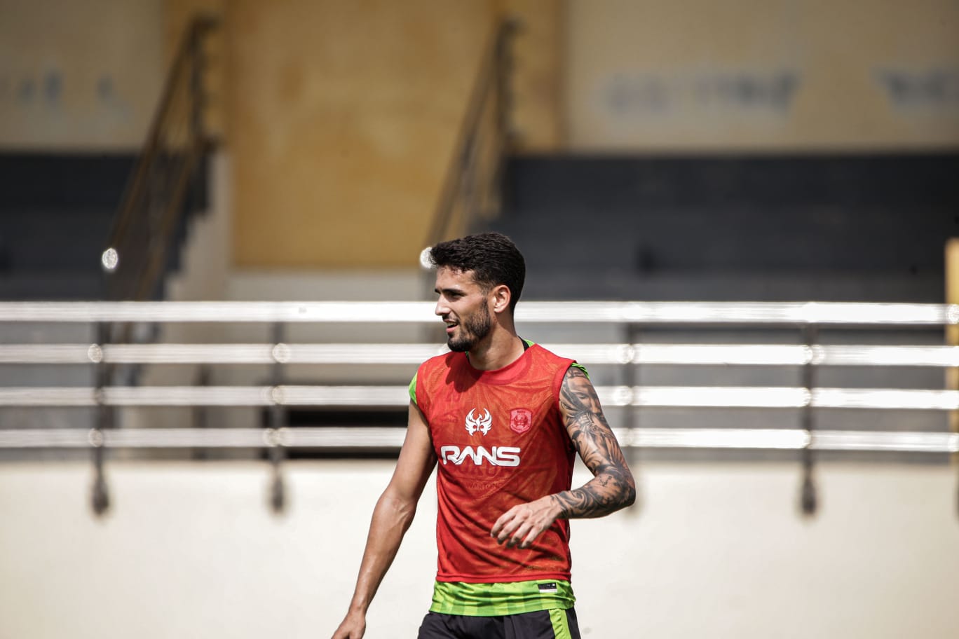 KUAT: ek RANS Nusantara FC Francisco Pereira Carneiro saat menjalani latihan rutin.