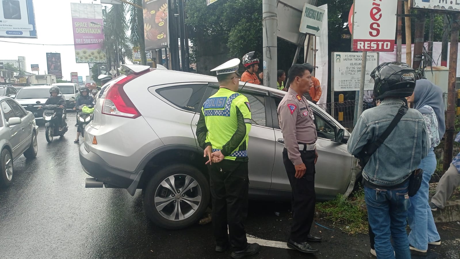 NYARIS: Mobil Honda HRV nopol B 1092 BJI hampir &ldquo;nyemplung&rdquo; ke Selokan Mataram, Jalan Magelang, Sleman, kemarin (19/2).