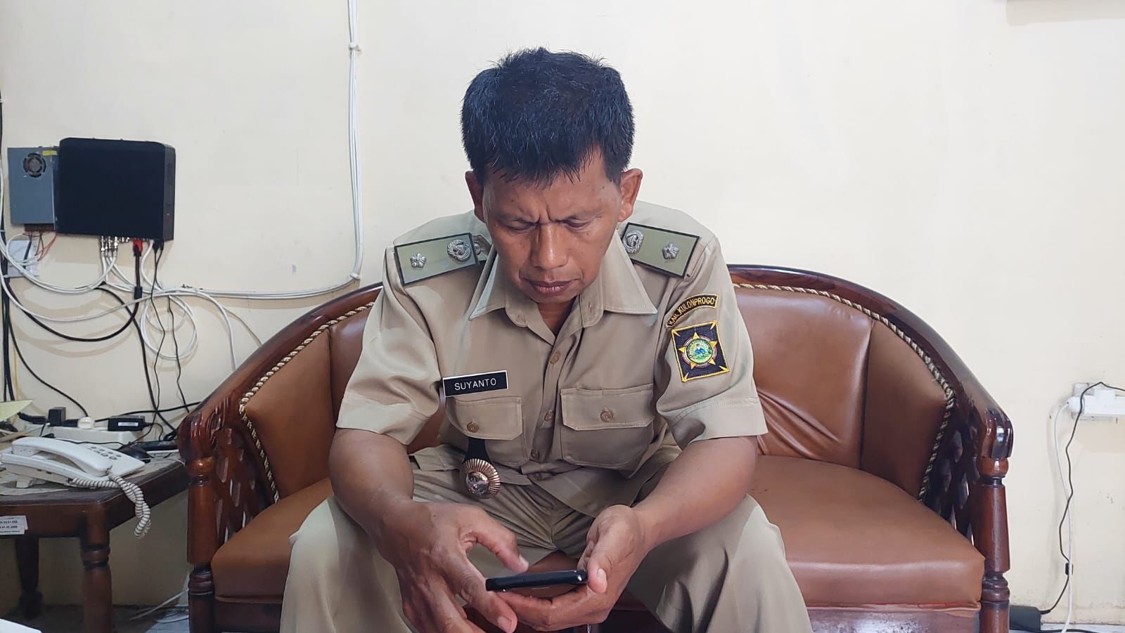 BERSYUKUR: Lurah Triharjo Suyanto menjelaskan kenaikan penghasilan tetap perangkat desa.
