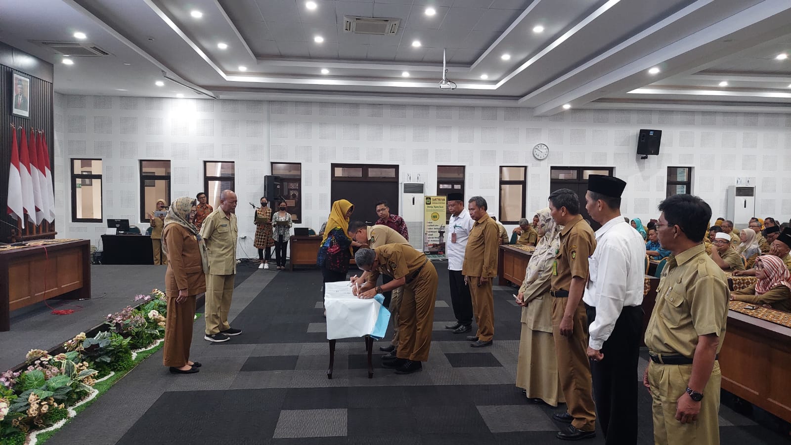 SEPAKAT: Penandatanganan Deklarasi Sekolah Ramah Anak yang dilakukan oleh Arif Prastowo dan Bowo Pristiyanto.