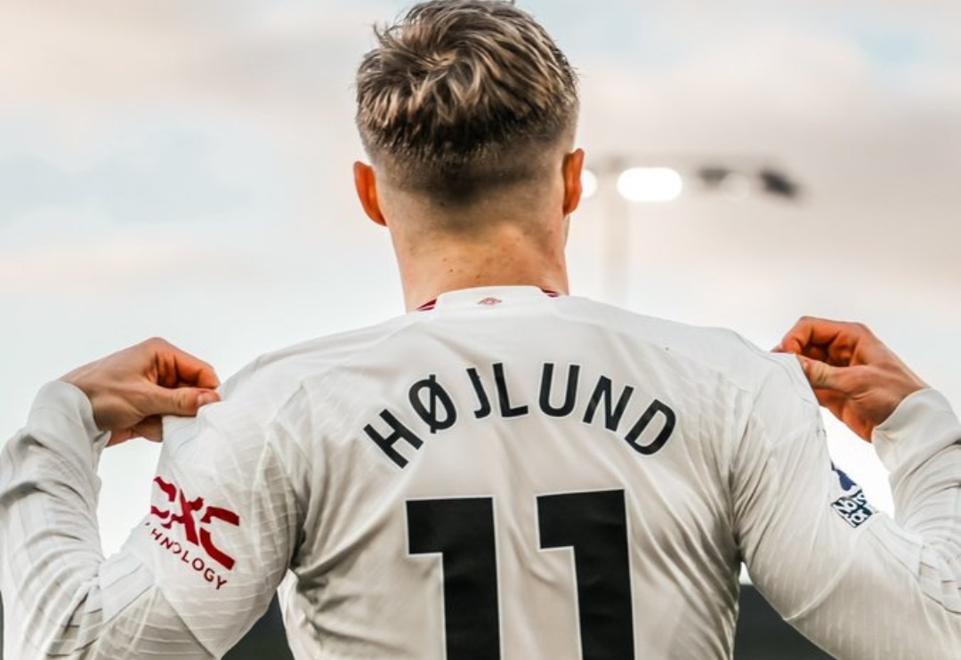 Rasmus Hojlund cetak dua gol saat Manchester United taklukkan Luton Town