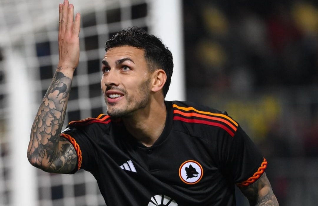 Selebrasi Leandro Paredez usai catatkan gol melalui penalti ke gawang Frosinone (ig officialasroma)