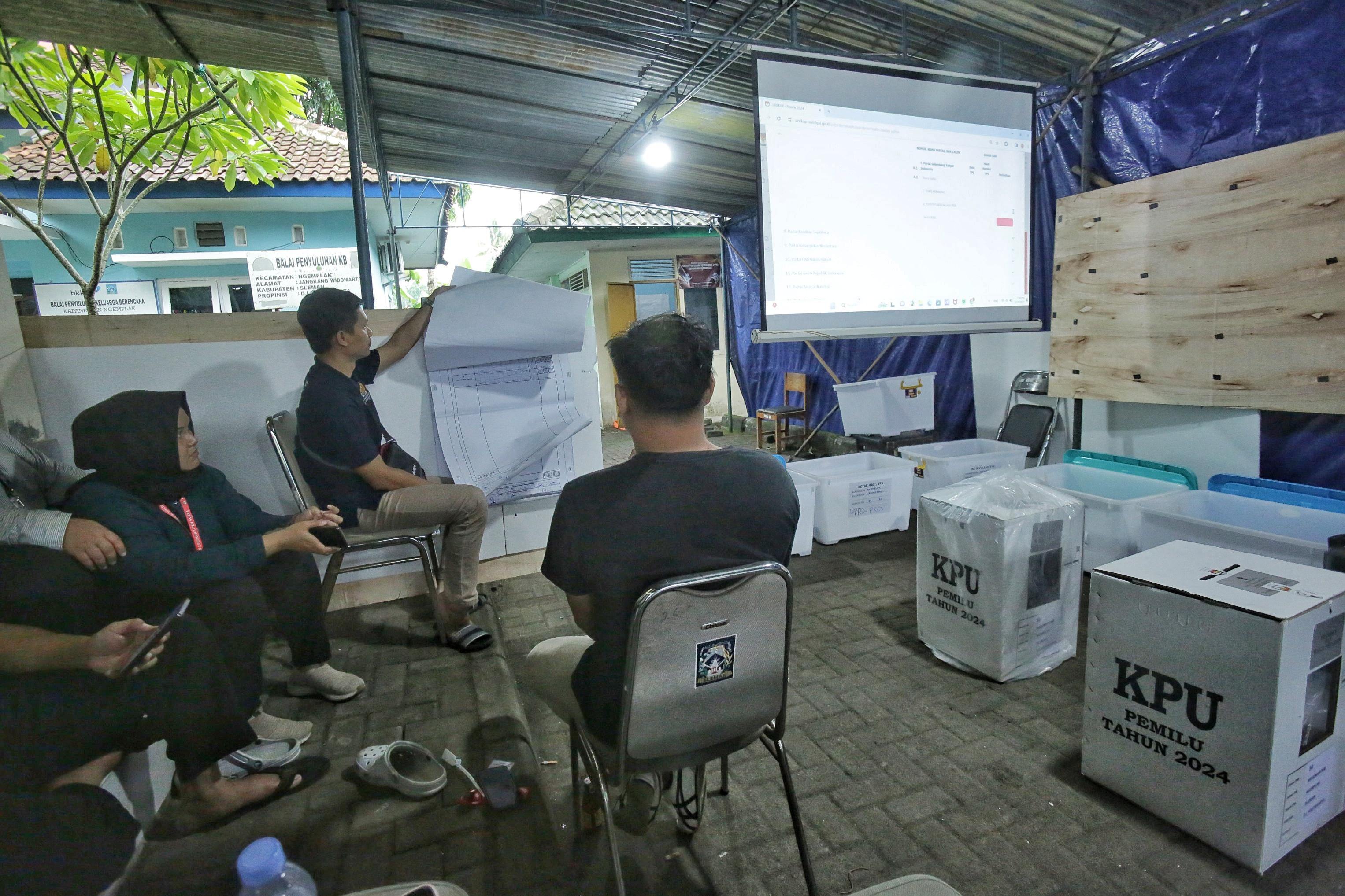 Para ketua KPU se-DIJ melakukan koordinasi membahas pemungutan suara ulang (PSU) di kantor KPU DIJ, kemarin (19/2).