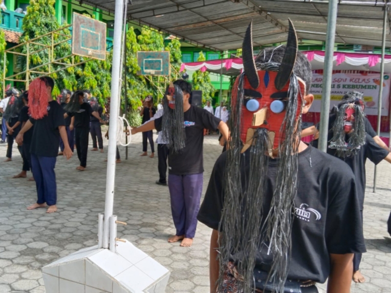 KREATIF: Siswa MTs Negeri 5 Kebumen kompak memainkan tari cepetan di halaman madrasah. Kegiatan ini digelar sebagai bagian penguatan profil pelajar Pancasila.