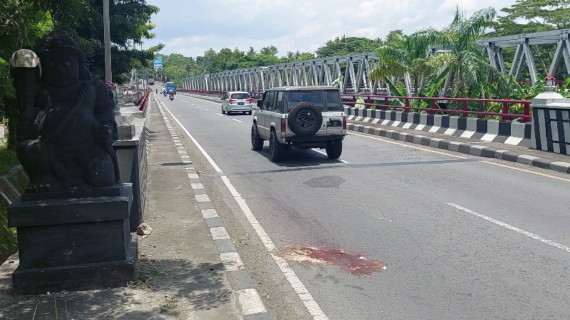 HATI-HATI: Suasana Jembatan Bantar, Padukuhan Malangan, Kalurahan Sentolo, Kapanewon Sentolo, Kulon Progo, Senin (19/2).