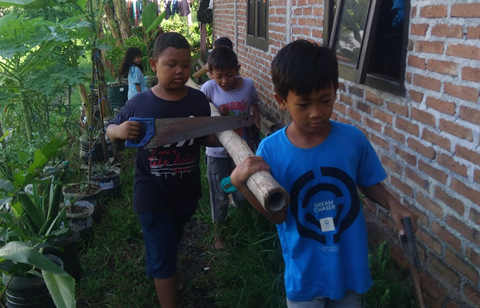 AGAR BERGUNA: Susilo Joko Pramono saat berkegiatan membangun rumah pohon bersama anak-anak memakai bahan dari limbah APK Pemilu 2024.DOK PRIBADI SUSILO JOKO P