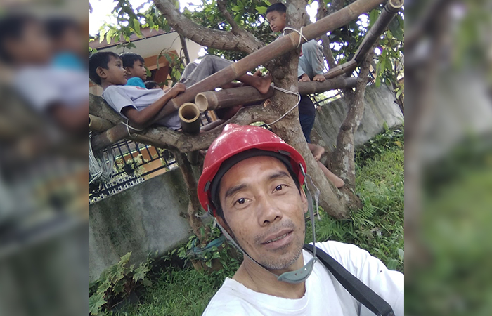AGAR BERGUNA: Susilo Joko Pramono saat berkegiatan membangun rumah pohon bersama anak-anak memakai bahan dari limbah APK Pemilu 2024.DOK PRIBADI SUSILO JOKO P