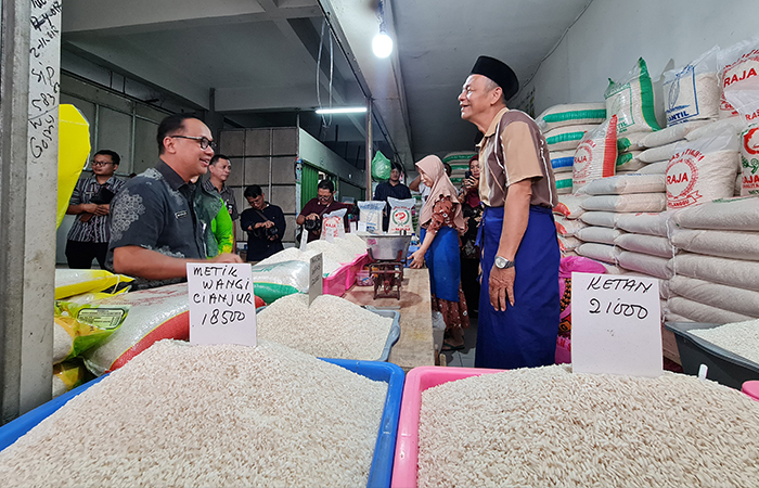 MENINJAU: Wali Kota Magelang Muchamad Nur Aziz bersama kepala Perum Bulog Kedu saat mengecek harga beras di Pasar Rejowinangun, Kota Magelang,(20/2).