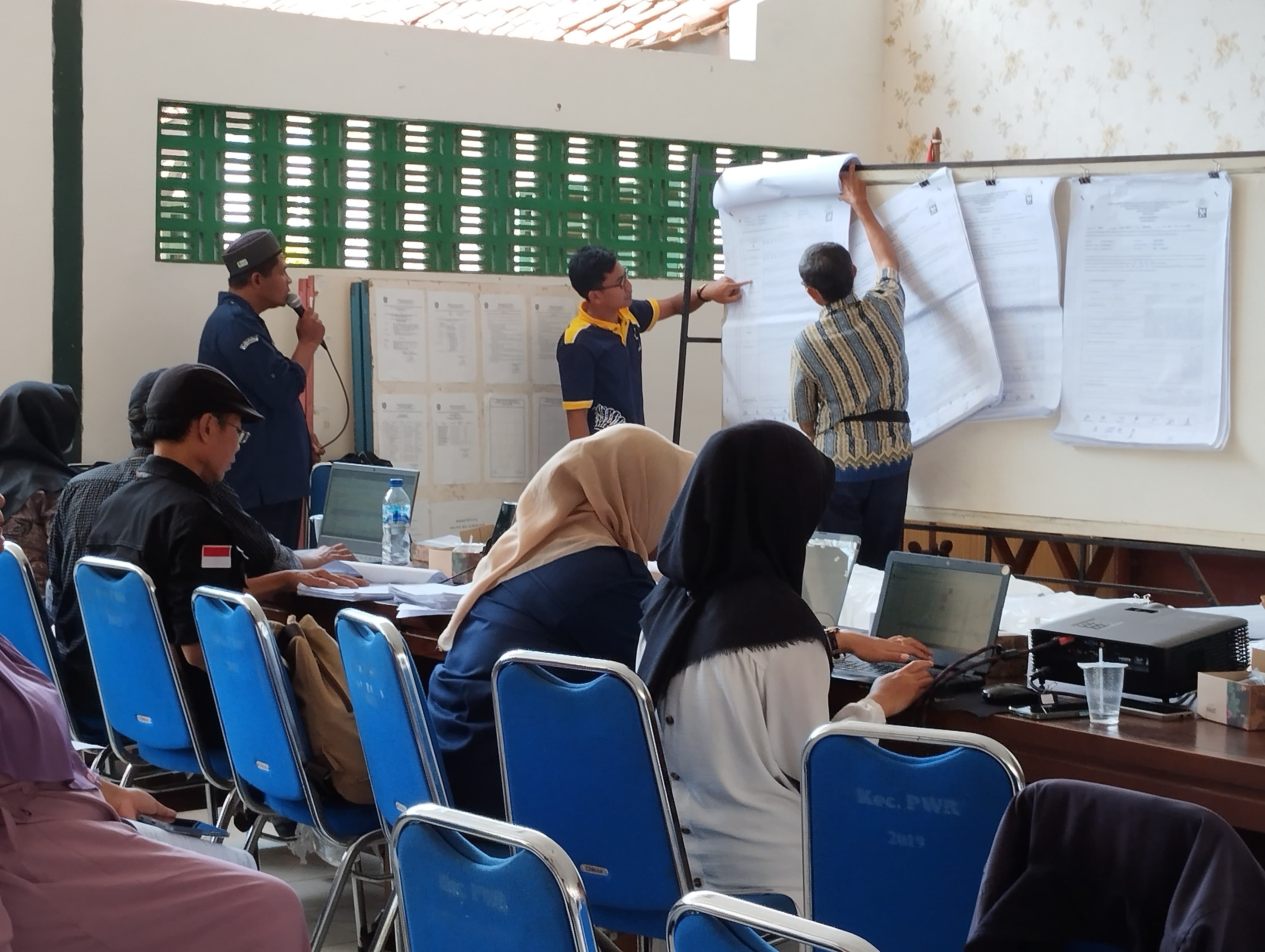 Proses pleno rekapitulasi perhitungan suara Pemilu 2024 di Kecamatan Purworejo, Selasa (20/2).