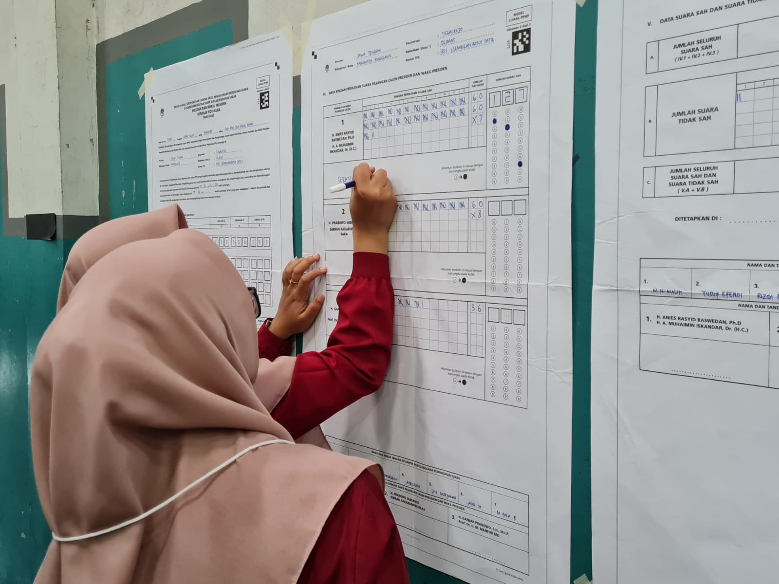 PENGHITUNGAN: Petugas TPS di Ponpes API Asri, Desa&nbsp;Dlimas, Tegalrejo tengah menghitung jumlah perolehan surat suara, Rabu (14/2/2024) lalu.