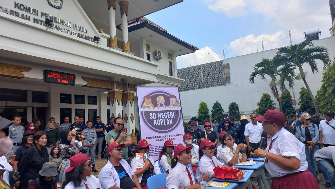 ILMU PASTI: Gerakan Rakyat Untuk Demokrasi dan Keadilan (Garda) mendatangi Kantor KPU DIY Selasa (20/2).